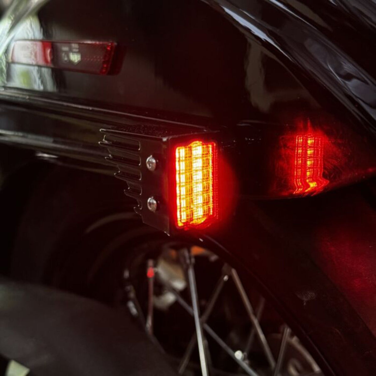 Custom Dynamics led-knipperlichten voor spatbordsteun achter zwart (paar) – Softail, Dyna & Sportster 2000-2017 – foto 2